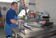 Blick in die Produktion des Jonschwiler Unternehmens, in dem die Mitarbeitergesundheit einen zentralen Stellenwert hat. (Bild: Nina Rudnicki)