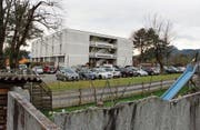 In der bestehenden Asylunterkunft sollen die Büros in Wohnraum umgewandelt werden. Statt 180 Menschen können sodann in einer Übergangsphase bis zu 346 Asylsuchende im Gebäude untergebracht werden. (Bild: Gert Bruderer)