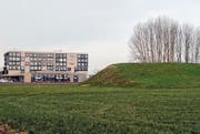 Der Hügel rechts im Bild ist das letzte Überbleibsel des einstigen Kriessner Schiessstandes. Links die Gewerbeüberbauung Schützenwiese. Das Schützenhaus stand etwa dort, wo jetzt die Tankstelle neben der Autobahnauffahrt ist. (Bild: Max Tinner)