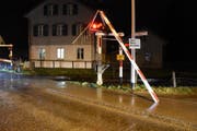 Die Bahnschranke wurde abgerissen und verfing sich am Blinklicht. (Bild: kAPO sg)