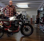 Alle Modelle von Moto Guzzi stehen bei Hans Müller im Ausstellungsraum und sind zum Probefahren bereit. (Bild: Fränzi Göggel)