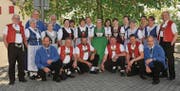 9 der 17 Gründungsmitglieder jodeln noch immer im Jodelchörli Ruggisberg mit. (Bild: PD)