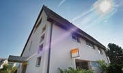Veränderung an der Poststrasse: Die Post hat das Erdgeschoss geräumt, in eine Wohnung ziehen bald Flüchtlinge ein. (Bild: Urs Bucher)