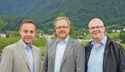 Die Präsidenten des Wahlausschusses, Urs Loser (FDP, links) und Peter Eggenberger (SVP, rechts), präsentieren Markus Straub als ihren Kandidaten für das Amt des Rüthner Gemeindepräsidenten. (Bild: pd)