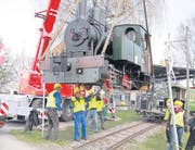 Vorsichtig wird die 100-jährige Dampflokomotive auf die Schienen gehoben. (Bild: Susi Miara)