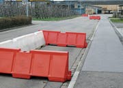 Der Gemeidnerat will mit den Hindernissen herausfinden, wie der Verkehr fliesst, wenn an der Industriestrasse Parkfelder eingezeichnet wären. Kommenden Freitag kommt das Hindernis an der Kurve weg. (Bild: Kurt Latzer)