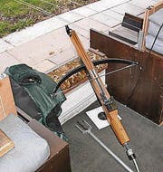 Waffe und Pfeil liegen bereit. (Bild: pd)