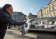 Ein Passant fotografiert einen F 015, ein autonom fahrendes Forschungsauto von Mercedes. (Bild: Bart Maat/AFP (Amsterdam, 13. März 2016))