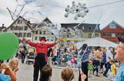 Am Strassenfest gab es am Samstag viel zu staunen beim Auftritt der Gaukler. Unter Zeltdächern wurde Kulinarisches und Musikalisches serviert. (Bilder: Coralie Wenger)