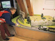 Kinder können eine Modelleisenbahn selber steuern.