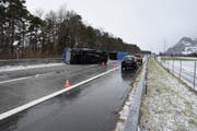 Der Verkehr wurde über den Pannenstreifen an der Unfallstelle vorbeigeleitet. (Bild: Kapo SG)