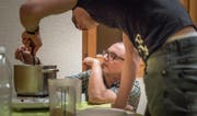 Bierbrauen und seine Tücken: Zwei Freiwillige beaufsichtigen die köchelnde Gerste und halten die Temperatur konstant. (Bild: Michel Canonica)