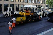Auch rund um den Asphaltfertiger ist ein eingespieltes Team am Werk.