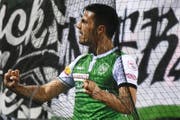 Danijel Aleksic jubelt mit den mitgereisten Anhängern über seinen Ausgleichstreffer. (Bild: Walter Bieri/Keystone)