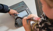 Der Atemtest mit einem der neuen Geräte wird in der Regel auf dem Polizeiposten durchgeführt. (Bild: Eveline Beerkircher/LZ)
