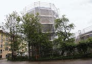 Bereit für die Renovation: Der eingerüstete Wasserturm beim Bahnhof. (Bild: Malolo Kessler)