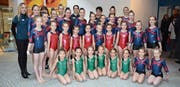 Das Werk ist vollbracht: Die Turnerinnen des Trainingszentrums Fürstenland Frauen mit Präsidentin Michèle Huber (links) und Trainerin Marianne Steinemann (hinten, Mitte). (Bild: Beat Lanzendorfer)