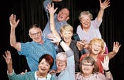 Im Altstätter Senioren-Theater mitzuwirken, macht sichtlich Spass. Es sind allerdings nicht mehr alle auf dem Bild dabei. Auch deshalb werden noch einige zusätzliche Schauspieler fürs erste Stück gesucht. (Bild: Christof Gruber)
