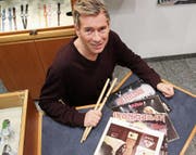 Franz Götz hat eine Leidenschaft für Musik: Von je einem Konzert der Bands Judas Priest und Kiss konnte er einen Schlagzeugstock nach Hause bringen. Dass er Tischtennis spielt – und dies erst noch sehr gut – wissen die wenigsten. (Bild: Gert Bruderer)