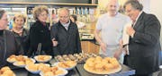 In der Bäckerei Dietsche erhalten die Teilnehmerinnen und Teilnehmer der Probiererli-Tour exquisite Schoggi- und Apfelbrioche zum Kosten. (Bilder: Vivien Steiger)
