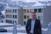 Schulratskandidat Othmar Huser vor der Schulanlage Büelen in Nesslau. (Bild: PD)