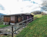 Der Eichberger Schiessstand liegt an idyllischer Aussichtslage auf dem Chäpfli. Soll hier aber auch künftig geschossen werden, muss der Kugelfang am Hoch-Chapf (im Bild rechts oben) saniert werden. (Bild: Max Tinner)