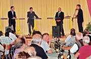 Die Kandidaten fürs Eichberger Gemeindepräsidium, von links Alex Arnold, James Mock und Walter Freund, stellten sich gestern den Fragen von Elmar Hürlimann (ganz rechts) und der Eichberger Dorfbevölkerung. (Bild: Max Tinner)