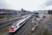 Beim Bahnhof St. Fiden soll dereinst ein neuer Stadtteil entstehen. Das Grundstück rechts des Güterschuppens hat die Stadt 2012 gekauft. (Bild: Urs Bucher)