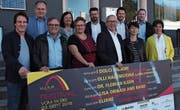 Pascal Zäch (links) vom Kinotheater Madlen verkündete Partnern und Sponsoren (v. l.) gestern das «Kulturbrugg»-Programm: Roger Schneider (Gravag), Erich Kühnis (Kühnis Brillen & Hörwelt), Judith Spirig (Sonnenbau), Denise Zellweger (Madlen), Christian Häle (Sonnenbau) Norbert Büchel (Die Mobiliar), Enrique Rubio (Amag), Doris Büchel (Die Mobiliar), Marc Gerosa (Amag) und Sabina Saggioro (Verein St. Galler Rheintal). (Bild: seh)