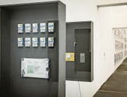 Internationales Medieninteresse: Die Ausstellung «The Darknet» in der Kunsthalle St. Gallen. Im Bild rechts der autonome Computer. (Bild: Ralph Ribi)