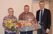 Rösli und Bruno Germann wurden als Dank für ihre Verdienste in der Waldpflege und Vermietung der Waldhütte von Peter Bruhin, Präsident der Dorfkorporation Niederwil, ein Blumenstrauss und Naturalien überreicht. (von links). (Bilder: Zita Meienhofer)