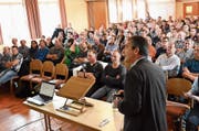 Das Interesse am Thema Antibiotikaeinsatz in der Landwirtschaft war gross. Der Saal des «Toggenburgerhofs» in Kirchberg war anlässlich Roger Stephans Referat bis auf den letzten Platz voll. (Bild: Urs M. Hemm)