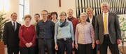 Die neue Kirchenvorsteherschaft Unteres Toggenburg mit den Pfarrpersonen. Von links: Anselm Leser, Elsbeth Roth, Fabian Kuhn, Fritz Roth, Conny Rüthemann, Susanne Zehnder, Hanspeter Künzli, Brigitta Schmidt, Katharina Leser und Enzo Fuschini. (Bild: Cecilia Hess-Lombriser)