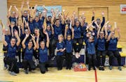Der Uzwiler Nachwuchs posiert gemeinsam mit der Elite.