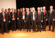 Der Verwaltungsrat der Raiffeisenbank Neckertal und die Mitarbeiterinnen und Mitarbeiter. (Bild: Cecilia Hess-Lombriser)