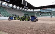Der neue Rasen im Kybunpark ist gesät worden. (Bild: pd)