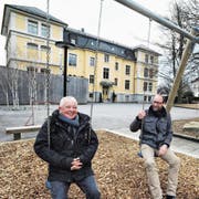Jean-Pierre Villommet und Daniel Schelling auf dem erweiterten Spielplatz im Innenhof des Kinder- und Jugendheims Bild. (Bild: Max Tinner)