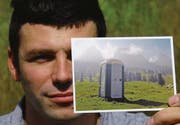 Postkarten TOI TOI: Nicolas Sourvinos vom Kunsthallen-Vorstand zeigt die Postkarte mit dem TOI TOI-Sujet vor den Churfirsten. (Bild: Hansruedi Kugler)