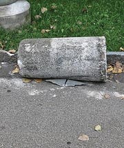 Der umgefahrene Betonsockel und der Schaden am Lastwagen, der den Unfall vom Mittwoch verursacht hat. (Bilder: Stadtpolizei St. Gallen)
