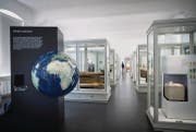 Die Weltkugel als Einstieg und Einladung: Blick in den neugestalteten Afrika-, Südamerika- und Ozeaniensaal. (Bild: Ralph Ribi)