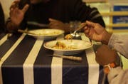 Abgewiesene Asylbewerber beim Essen. (Bild: Hanspeter Schiess)