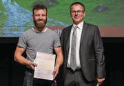 Käser Michael Graf durfte die Auszeichnung vom Juryvorsitzenden Markus Hobi entgegennehmen. (Bild: PD)