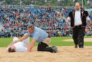 Lokalmatador Nöldi Forrer drückt im dritten Gang Beni Notz ins Sägemehl und holt sich eine 10 ab.