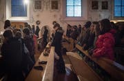 Für die Rorate werden in der Pfarrkirche Dutzende Lichtkerzen angezündet. (Bilder: Benjamin Manser)
