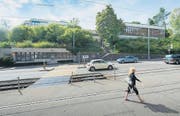 Über der Teufener Strasse thront die Primarschule Riethüsli: Der Neubau lässt auf sich warten. (Bild: Hanspeter Schiess)