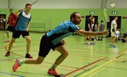 Mischa Thurnherr (vorne) und Stefan Rech vom organisierenden Badminton-Club St. Margrethen streckten sich am neunten Rheintaler Badminton Open in der 1. Stärkeklasse der Doppel-Konkurrenz meist vergebens. (Bild: Yves Solenthaler)