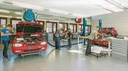Gleich neben dem Schulzimmer befindet sich der Praxisraum, wo Lehrlinge das Gelernte in die Tat umsetzen können. (Bild: PD)