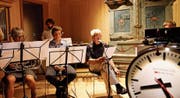 Jost Kirchgraber liest: «Das musikalische Gewebe realisiert sich in der Zeit, die von der Textilindustrie geprägte architektonische Kulturlandschaft im Raum.» (Bild: Peter Küpfer)