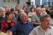 Mehr als 150 anstatt der erwarteten 20 Besucher verfolgten interessiert den Film über den Autobahnbau vor fünfzig Jahren. (Bild: Ulrike Huber)