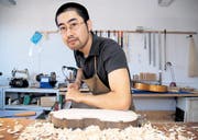 Der gebürtige Japaner Yojiro Hamasaki hat sein Geigen- und Gitarrenbau-Atelier kürzlich von Lichtensteig nach Wattwil verlegt. (Bild: Matthias Giger)